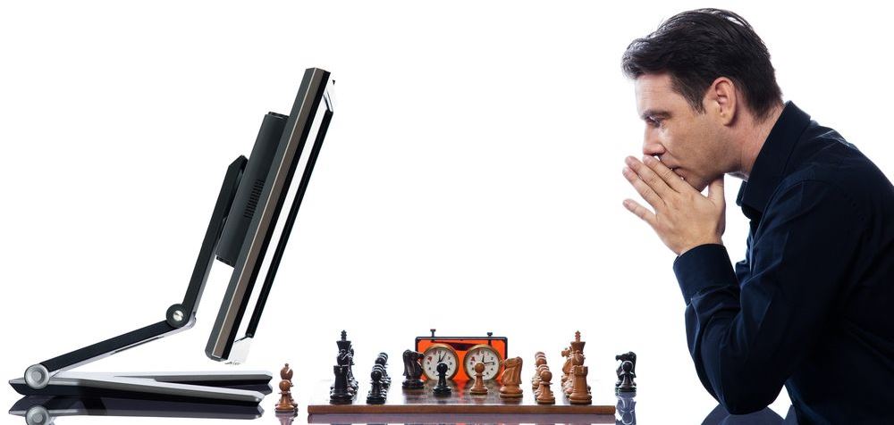 Человек и компьютер играют в шахматы