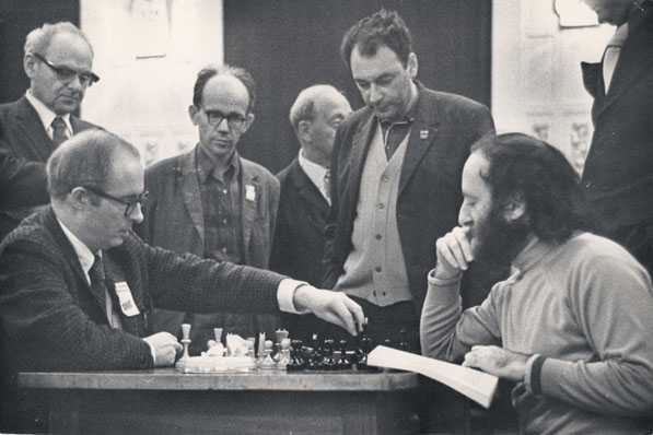 Я.Г.Фельдман (стоит справа) на межзональном турнире, 1973г.