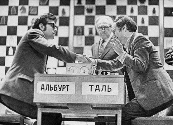 Андрей Михайлович Батуев - судья чемпионата СССР 1974 года - у завершившейся партии Льва Альбурга и Михаила Таля